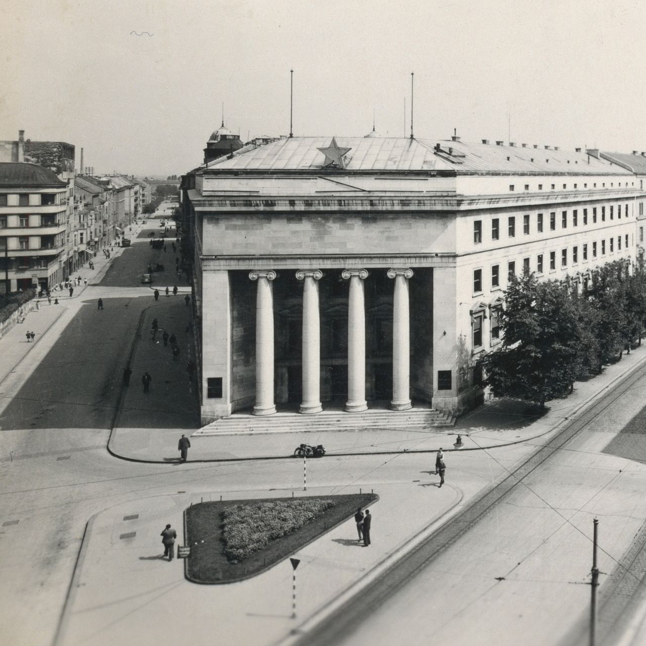 Martićeva ulica. Trg Jože Vlahovića (današnji Trg hrvatskih velikana) oko 1955.-1960. godine